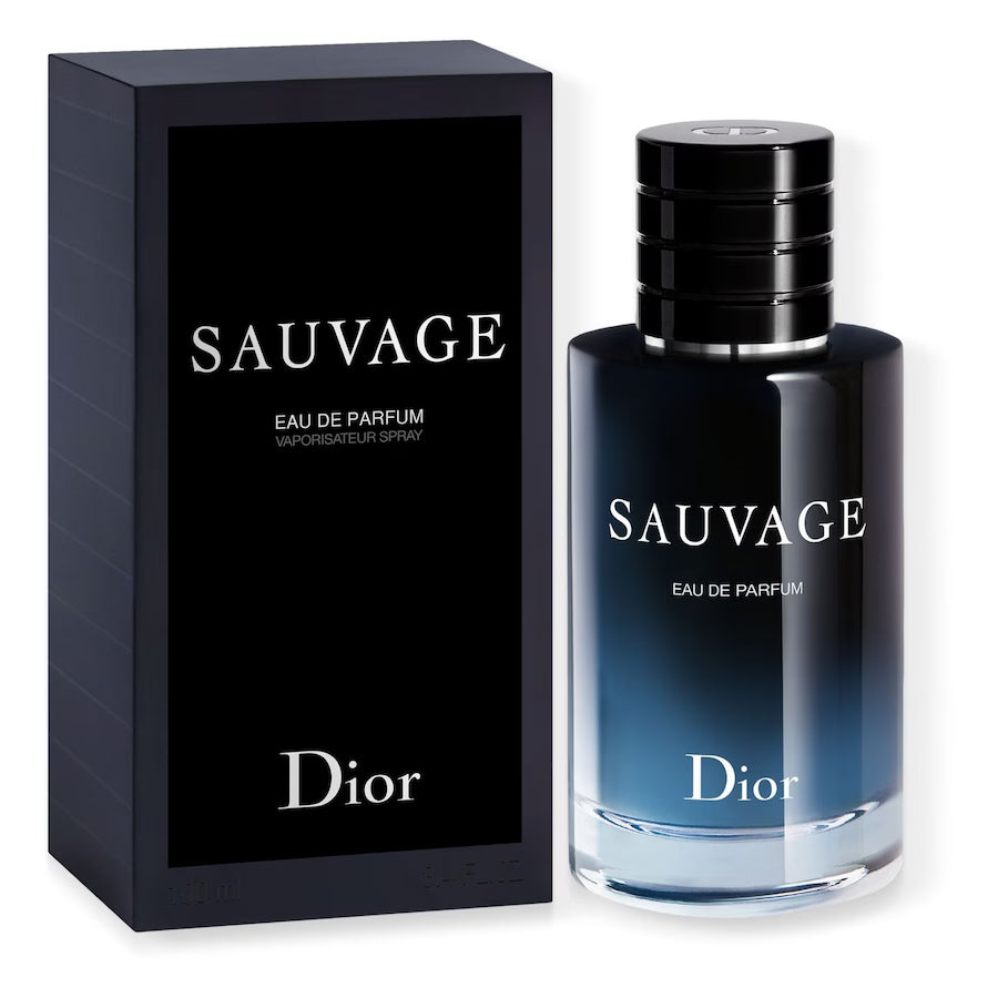 Productfoto van Dior Sauvage Eau de Parfum. De flacon met een verloop van donkerblauw naar zwart staat rechts naast de bijbehorende zwarte kartonnen verpakking. Op beide items is het witte Dior-logo en de productnaam duidelijk zichtbaar.